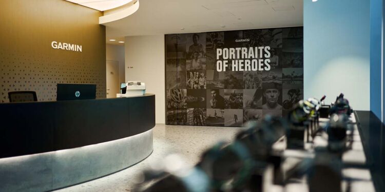 L’ingresso della nuova sede Garmin Italia a Milano: un design moderno e accogliente, dove la parete 'Portraits of Heroes' celebra lo spirito degli atleti e degli avventurieri che ispirano il brand ogni giorno.