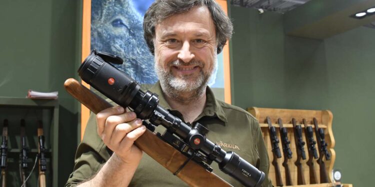 Francesco Corrà, amministratore di Forest Italia, con una termocamera Leica Calonox 2 Sight montata su un Fortis 6