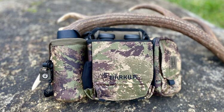 Il Portabinocolo Härkila 3 in 1, robusto e versatile, in versione camo. Dotato di accessori modulari per adattarsi a ogni esigenza del cacciatore.